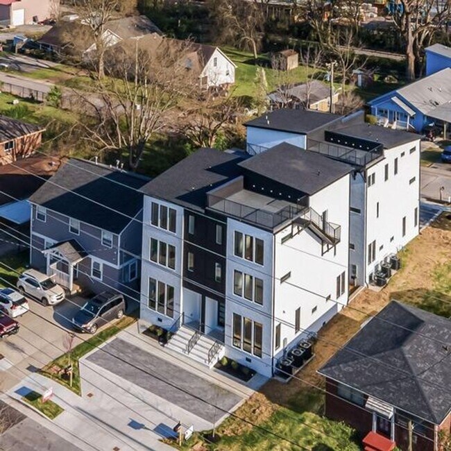 Building Photo - Stunning 4 Bedroom, 3.5 Bath Luxury Home i...