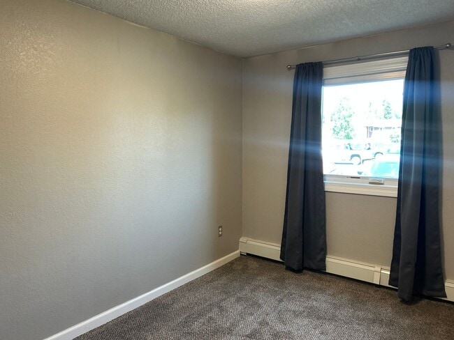 Building Photo - Century 21 Gold Rush - 3 bed, 1 bath (Fair...