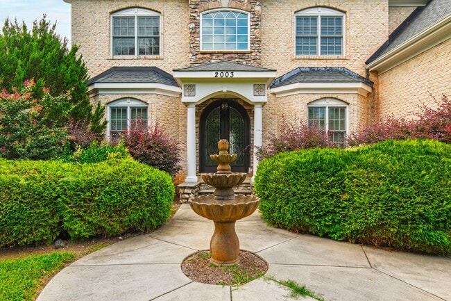 Foto del edificio - Elegant 5-Bedroom Residence with Luxurious...
