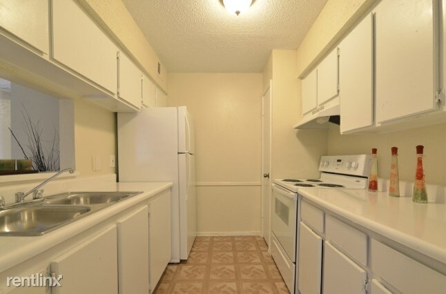 Building Photo - 10110 Westview Dr