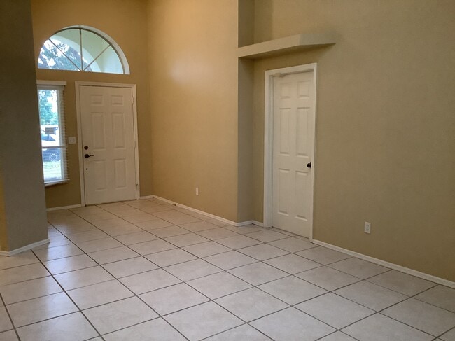 Building Photo - 2022 Blue Heron Dr