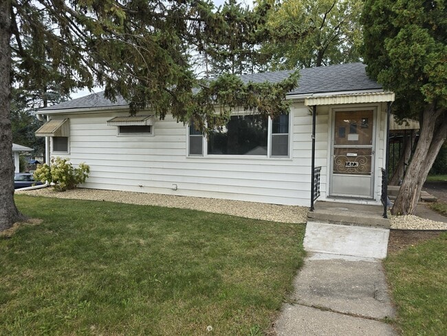 Frente - 1473 Cope Ave E