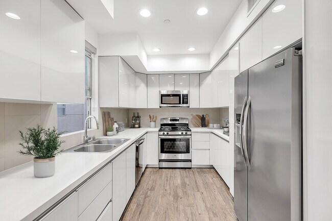 Building Photo - 2028 S Bentley Ave