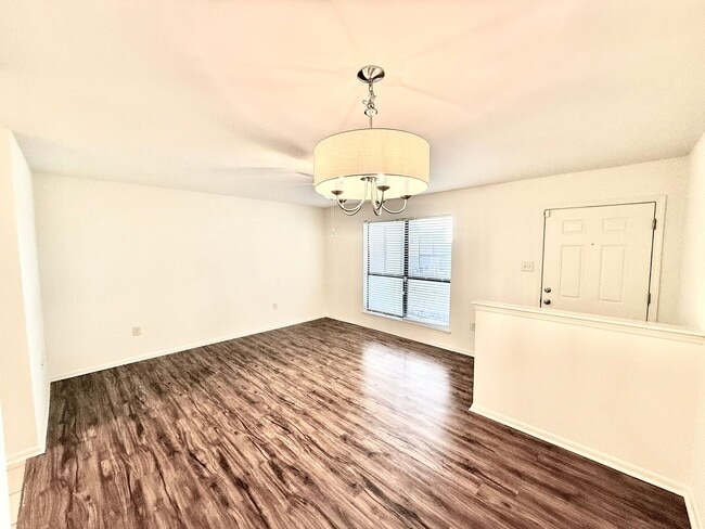 Building Photo - 1 Bed 1 Bath Condo with Community Pool and Access to I-10