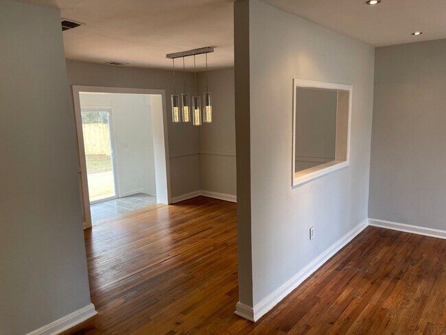 Foto del edificio - Adorable 3BR / 2BA Brick ranch situated on...