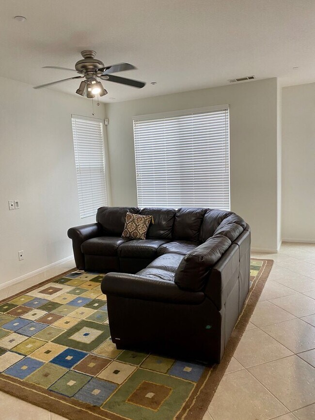 Building Photo - Stunning 3-Bedroom Home in Costa Del Sol –...