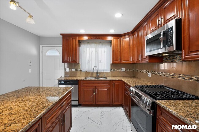 Foto del edificio - 7151 Hamlin Ave