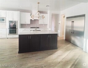 Building Photo - 927 Via Canale Dr