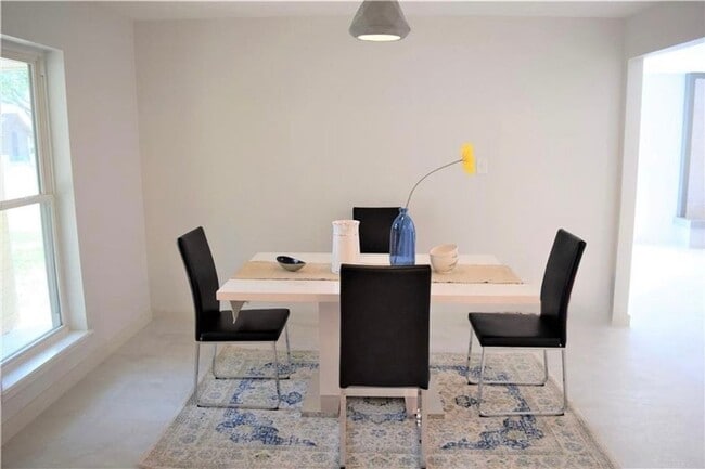 Foto del edificio - 3 Bedroom Home For Rent in Great School Di...