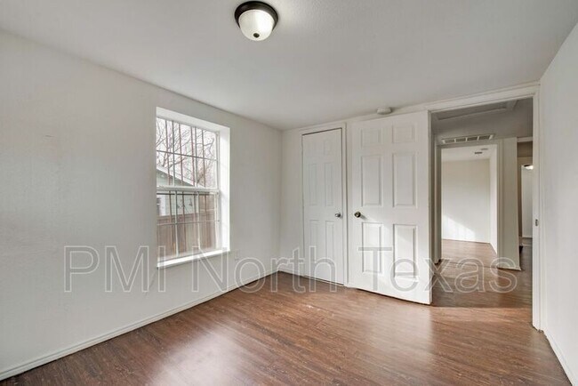 Building Photo - 113 N Moore St