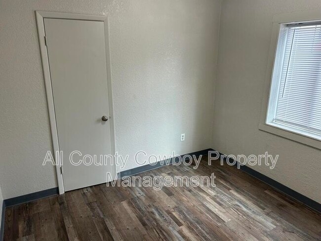 Building Photo - 862 N 5th St
