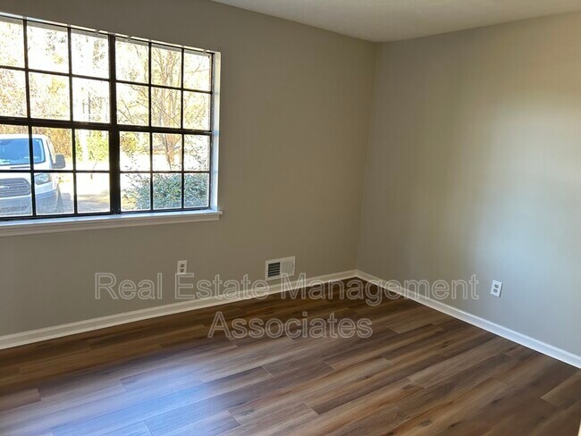 Foto del edificio - 1216 High Falls Rd