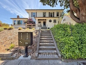 Building Photo - 119 20th Ave SE