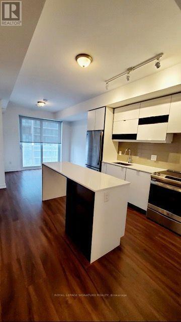 Photo du bâtiment - 4065 Confederation Pkwy