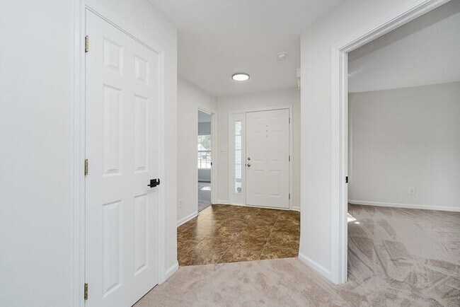 Foto del edificio - 5896 Hollow Oak Trail