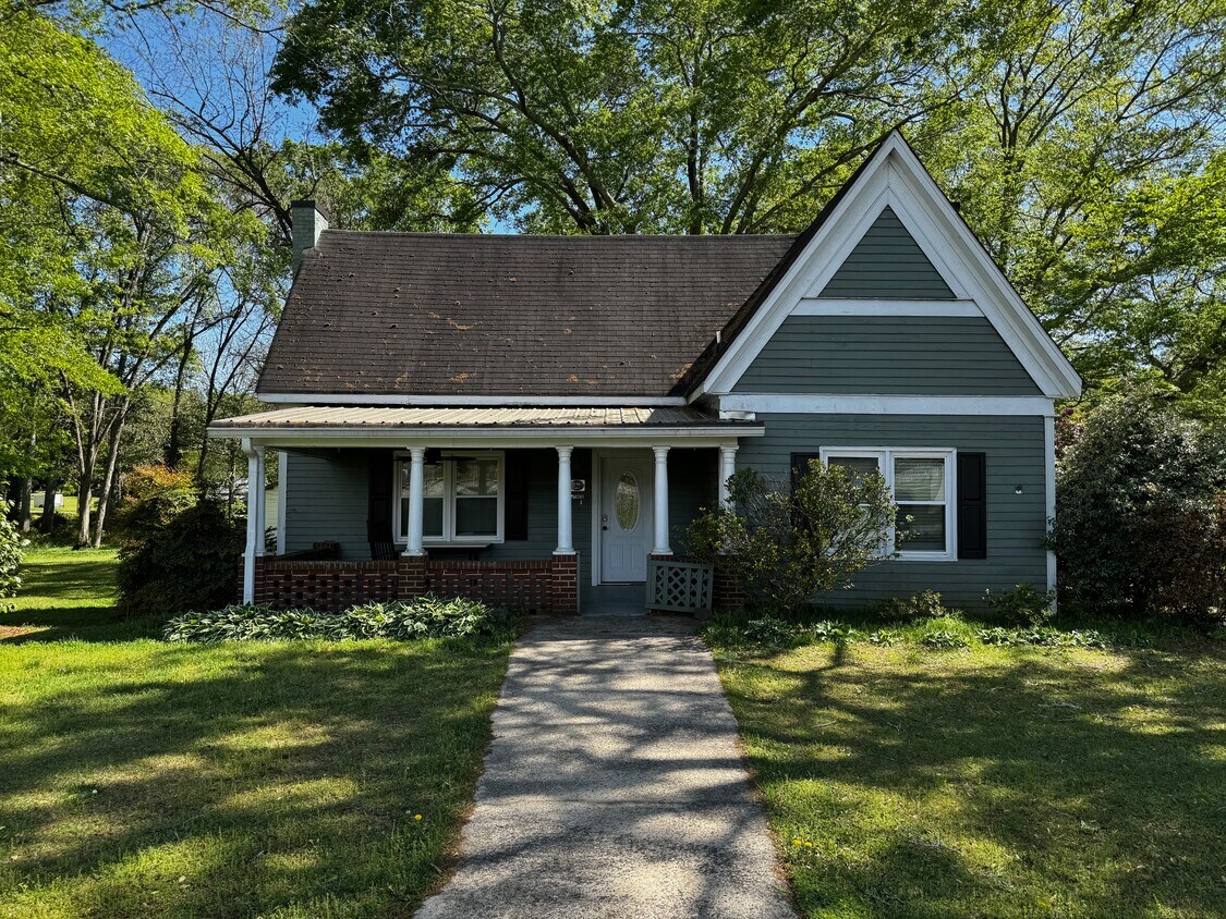Primary Photo - 136 Oak St