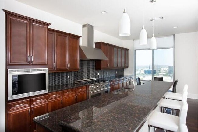 Foto del edificio - 8088 Park Ln