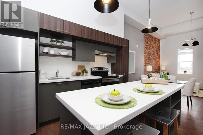 Building Photo - 202 - 14 1/2 KING STREET E