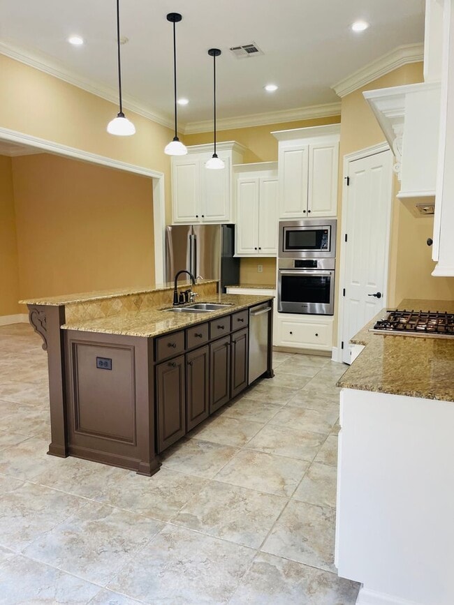 Building Photo - 3 Bedroom 2 Bath Home for Lease