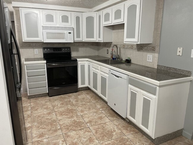 Building Photo - Port Richey - Gulf Highlands - 3 Bedroom 2...