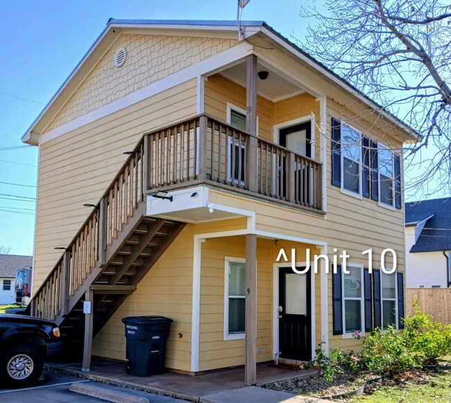 Building Photo - 204 E Buck St