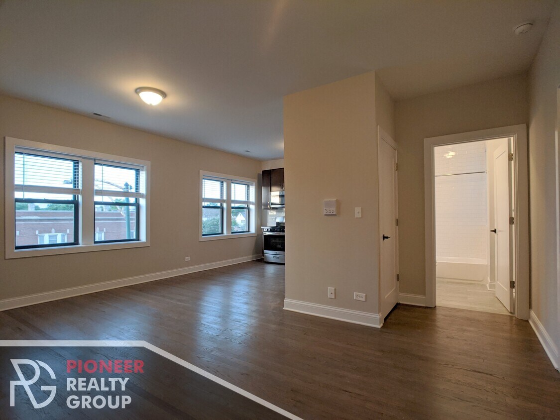 Foto principal - 3401 W Fullerton Ave
