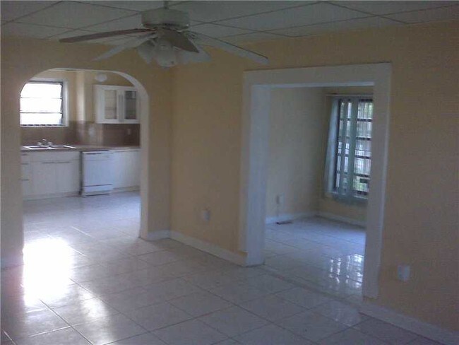 Foto del edificio - 558 NW 43rd St