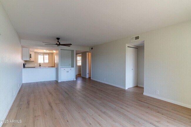 Foto del edificio - Amazing Condo is now available in heart of...