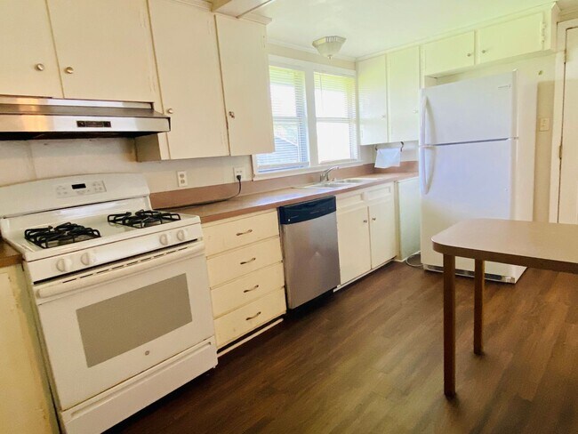 Building Photo - Adorable 2 Bedroom House in Scott Availabl...