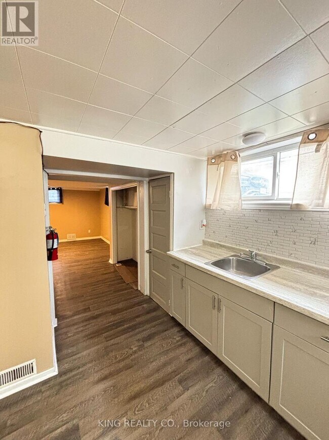 Building Photo - 58 Carlton St