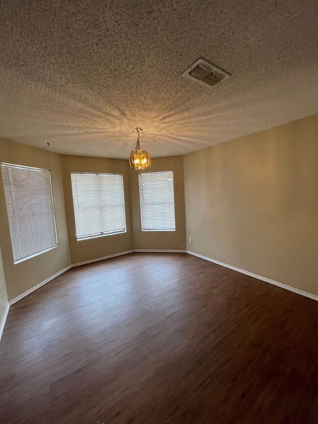 Foto del edificio - Two Story Home With A Large Backyard Located In Shadow Hills!