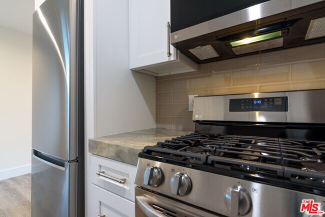 Building Photo - 1310 W Valencia Dr