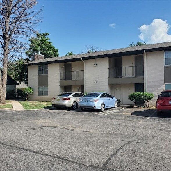 Photo - 1719 E Lindsey St Apartment