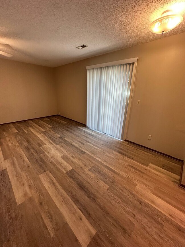 Building Photo - 2 Bedroom, 1 Bath Upper Level Apartment!