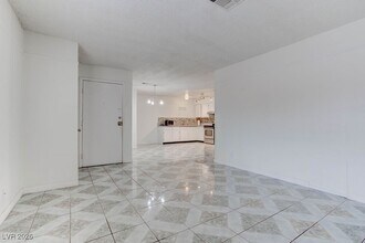 Building Photo - 808 Hedge Way