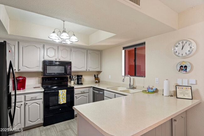 Building Photo - 4303 E Cactus Rd