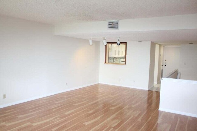 Building Photo - 2820 Tennis Club Dr