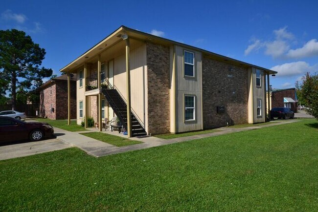Building Photo - 2150 N Sherwood Forest Dr