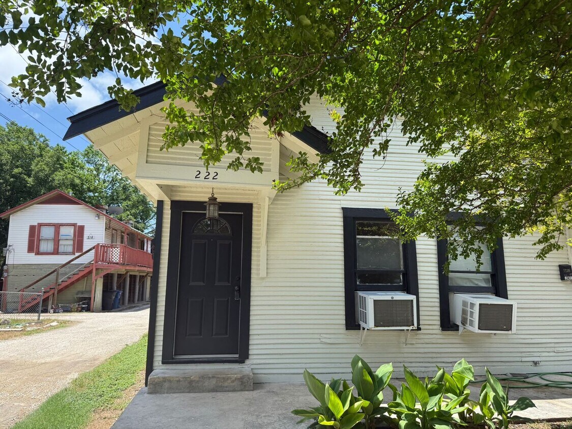 Photo - Property For Rent at 222 Lowell St, San Antonio TX 78210