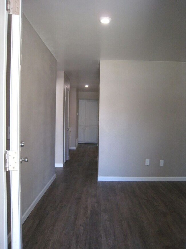 Foto del edificio - Lakeside home w/ sparkling pool on Cul de ...