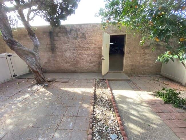 Building Photo - 455 W Duarte Rd