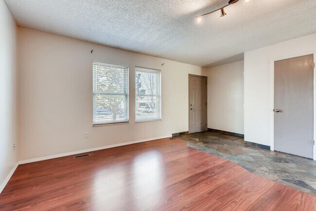 Foto del edificio - Gorgeous Updated Tri-Level!!!