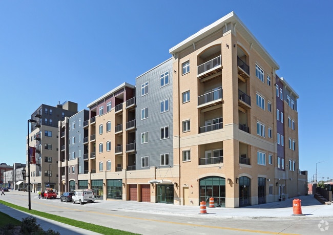 Building Photo - CityDeck Landing