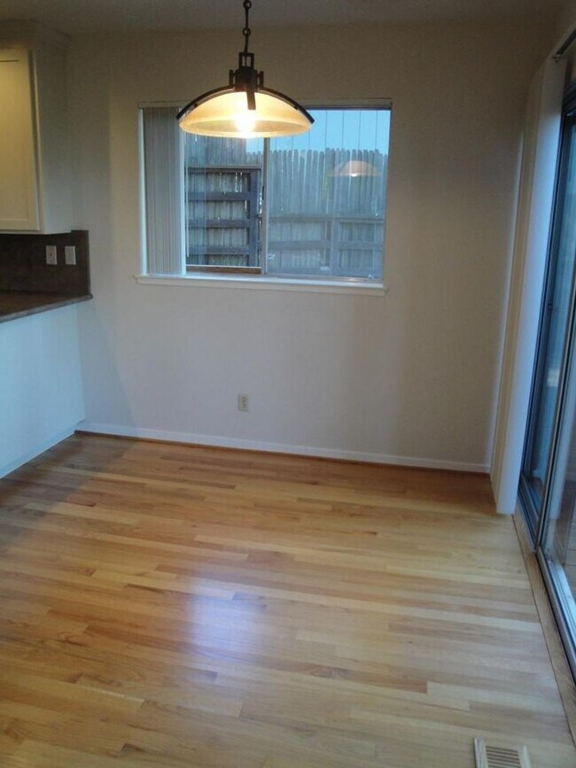 Building Photo - Los Gatos Townhome