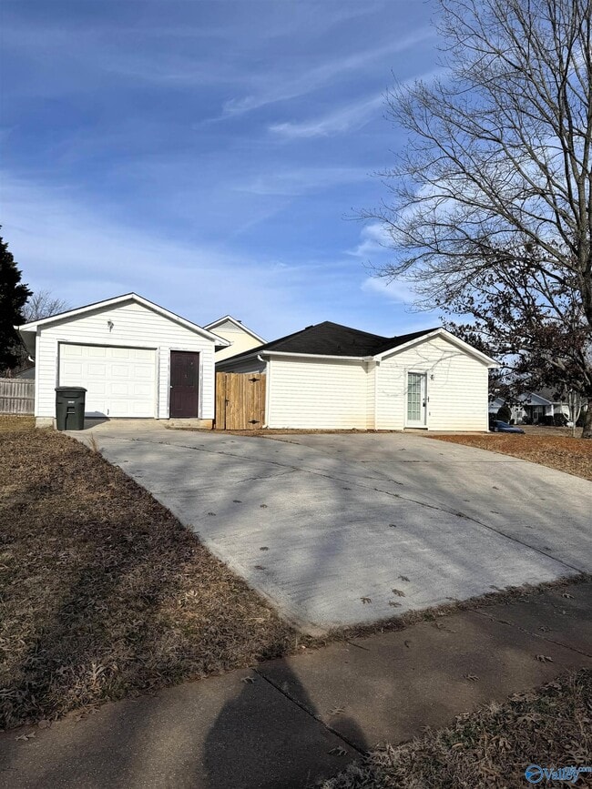 Building Photo - 107 N W Sugar Bluff Ln