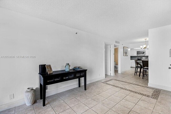 Building Photo - 2625 Collins Ave