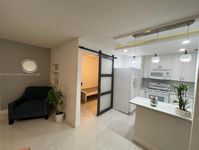 Foto del edificio - 7910 Taft St