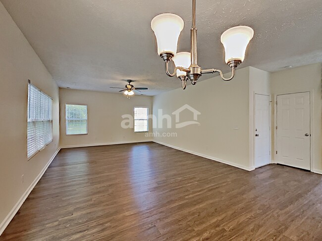 Building Photo - 1204 Maple Ct