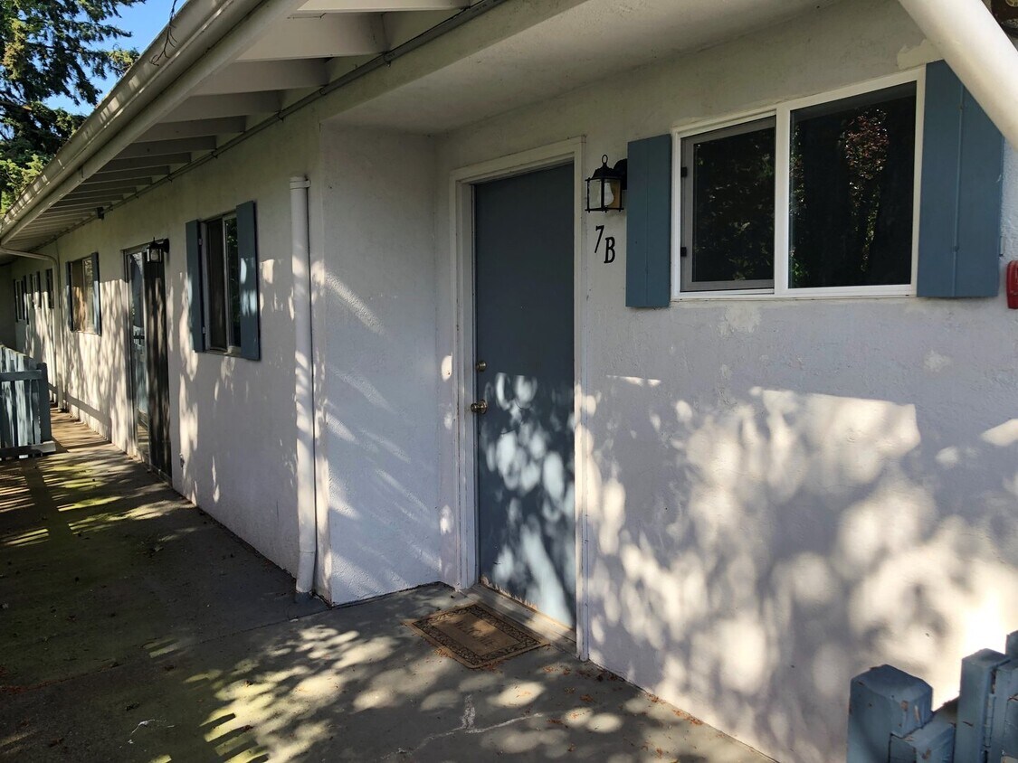 Foto principal - Large upstairs condo in great location!
