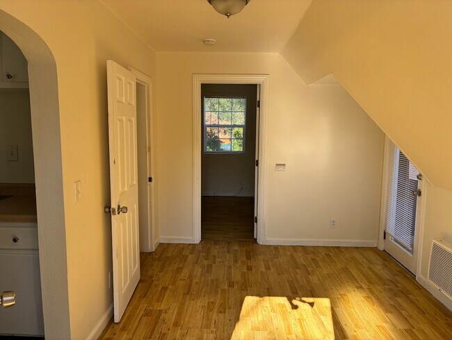 Foto del edificio - 1726 Kenwood St